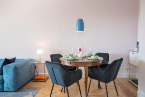 a dining room with a table and chairs at C-Level Studios Studio I mit E-Ladesäule in TG in Hamburg