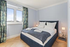 a bedroom with a large bed and two windows at C-Level Studios Studio I mit E-Ladesäule in TG in Hamburg