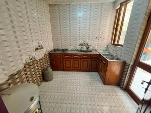 y un baño grande con lavabo y bañera. en METRO Deluxe Specious Home in a Great Neighborhood!! en Addis Abeba