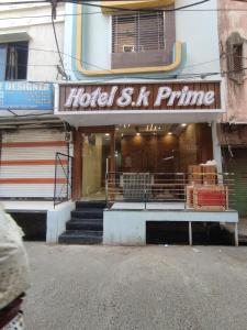 un cartel principal del hotel frente a una tienda en The prime hotel, en Ujjain