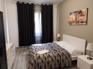 Schlafzimmer mit einem Bett und einem Fenster in der Unterkunft Affittacamere Polese in Bologna