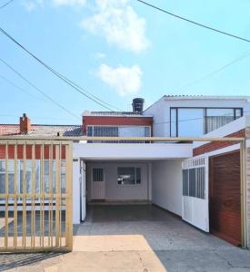 una casa con una puerta y un garaje en Casa Cerca del Aeropuerto: Spa con Sauna y Jacuzzi, en Bogotá