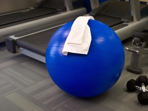Una pelota azul de gimnasio con una toalla. en Parsippany Suites Hotel, en Parsippany