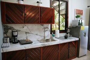 cocina con fregadero y nevera en Vista Azul Condo . Amazing Place, en Manuel Antonio