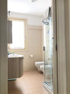 baño con lavabo y aseo y ventana en Casa Giorgia, en Venecia