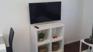TV a/nebo společenská místnost v ubytování Charm Apartments And Rooms