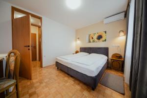 Postel nebo postele na pokoji v ubytování Hotel Maj Inn