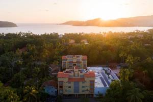 Gambar di galeri bagi La Ropa Condo 5 min walk to the beach di Zihuatanejo