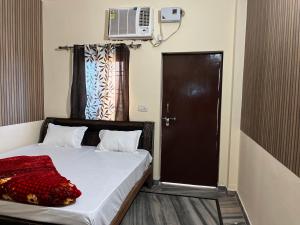 Een bed of bedden in een kamer bij Shri Banke Bihari