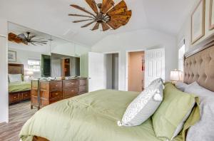 1 dormitorio con 1 cama grande y espejo grande en Conroe Home with Enclosed Deck Pets Welcome!, en Conroe