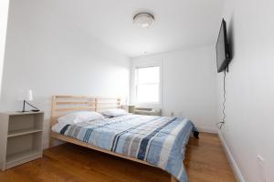 En eller flere senge i et værelse på Chic 2BR Retreat with Skyline Views near NYC