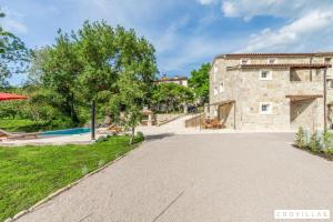 een extern uitzicht op een stenen huis met een zwembad bij Di Nonno Giovanni in Buzet