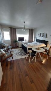 1 dormitorio con 1 cama, mesa y sillas en Scandinavian Home, en Rovaniemi