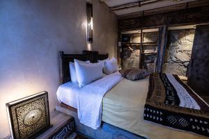 a bedroom with a large bed in a room at Hotel Xaluca Dades in Boumalne