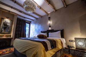 a bedroom with a large bed in a room at Hotel Xaluca Dades in Boumalne