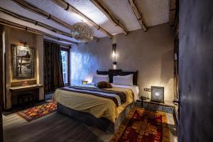 a bedroom with a large bed in a room at Hotel Xaluca Dades in Boumalne