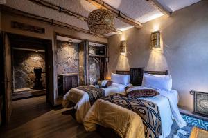 a room with two beds in a room at Hotel Xaluca Dades in Boumalne