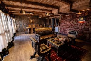a living room with a chair and a table at Hotel Xaluca Dades in Boumalne