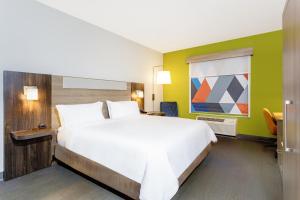 een hotelkamer met een groot bed en een raam bij Holiday Inn Express Hotel & Suites Jacksonville - Mayport / Beach, an IHG Hotel in Jacksonville