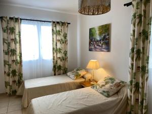 Una cama o camas en una habitación de Villa Les Jacarandas 9 fotos más