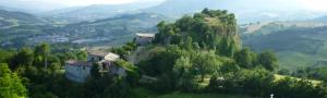 una casa en la cima de una colina con árboles en Sasso Erminia R&B Ecosostenibile en Novafeltria