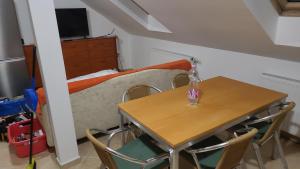 einen Tisch und Stühle in einem Zimmer mit Sofa in der Unterkunft Charm Apartment in Kecskemét
