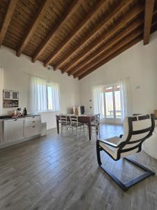uma sala de estar com uma mesa e uma cadeira em Oasi di pace nella Val di Taro em Compiano