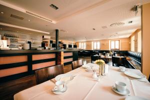 a dining room with a long table and chairs at Hotel & Restaurant Ochsen Merklingen in Merklingen