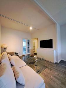 salon z kanapą i telewizorem w obiekcie Renovated 64m2 apartment w Helsinkach
