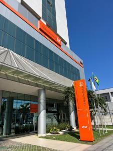 un panneau orange devant un bâtiment dans l'établissement Transamerica Fit Vitória Reta da Penha, à Vitória