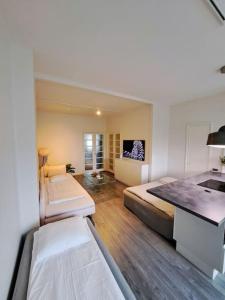 um quarto amplo com 2 camas e uma cozinha em Renovated 64m2 apartment em Helsínquia