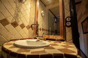 a bathroom with a sink and a mirror at Hotel Xaluca Dades in Boumalne