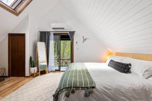 sypialnia z dużym łóżkiem i oknem w obiekcie The Blue Forest Chalet - Kayak, Hike, Hot Tub w mieście East Stroudsburg +62 zdjęcia