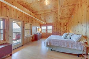 1 dormitorio con cama y techo de madera en Spacious Harrison Cabin about 1 Mi to Long Lake!, en Bridgton