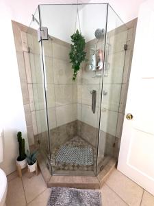 風鈴草市的住宿－Cottage Stay: near LA & OC，浴室里设有玻璃门淋浴