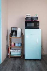 ロサリトにあるBe steps away from the beach - Downtown Rosaritoの冷蔵庫、電子レンジが備わる客室です。