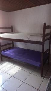 Dviaukštė lova arba lovos apgyvendinimo įstaigoje Casa Praia NAVEGANTES GRAVATÁ