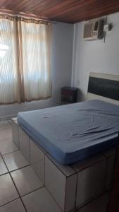 Cama en habitación con colchón azul en Casa Praia NAVEGANTES GRAVATÁ en Navegantes