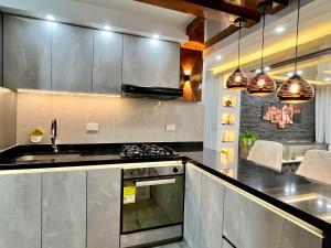 a kitchen with stainless steel cabinets and a stove at Elegante apartamento en Neiva in Neiva