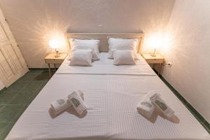 - une chambre avec un lit et 3 serviettes dans l'établissement Otus, à Kraj