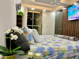 a bedroom with a bed and a tv on the wall at Elegante apartamento en Neiva in Neiva