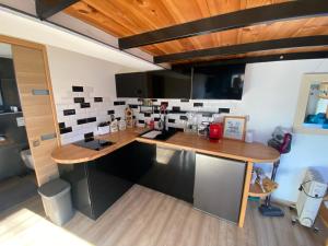 eine Küche mit einer hölzernen Arbeitsplatte in einem Zimmer in der Unterkunft Petit chalet in Nernier