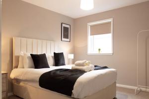 un dormitorio con una cama con un animal de peluche en Grove House, en North Queensferry