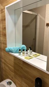 a bathroom with a sink and a mirror at Condo Gorgona Beach Apartamento de Lujo de 2 Habitaciones in Chame