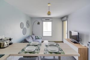 Posezení v ubytování Le galet, appartement de standing, hyper centre, parking privé, à 100 m de la mer + 15 fotografií