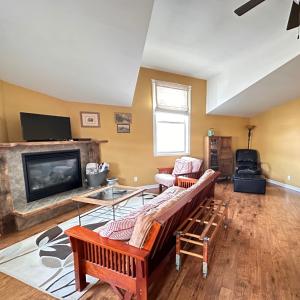 a living room with a fireplace and a tv at Colemore Hotel in Coleman