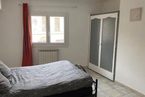 1 dormitorio con 1 cama y armario de cristal en Spacieuse maison avec garage, en Lédenon