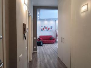 a hallway with a red couch in a room at Appartamento Maggi in Brescia