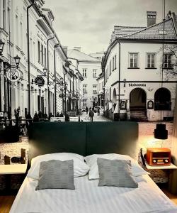 1 cama con 2 almohadas en una calle de la ciudad en Bielsko Citylife Luxury Apartment en Bielsko-Biala