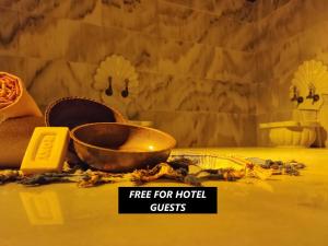 uma tigela numa mesa com uma placa que diz gratuito para os hóspedes do hotel em The Golden Pera's Hotel & Spa em Istambul